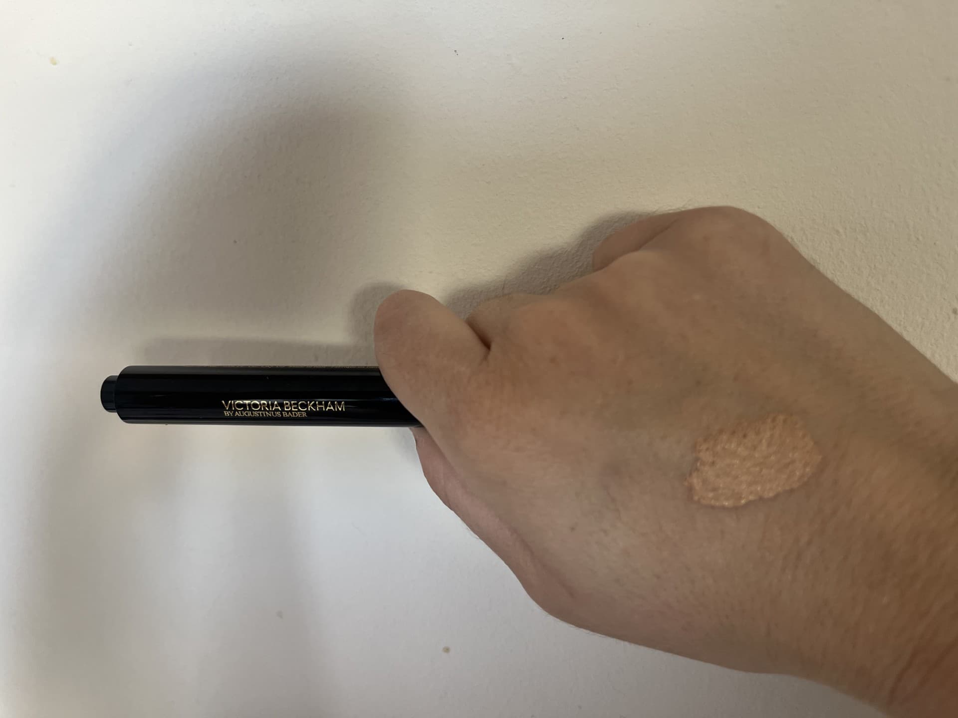 Swatch of Victoria Beckham Beauty The Concealer Pen in FL2